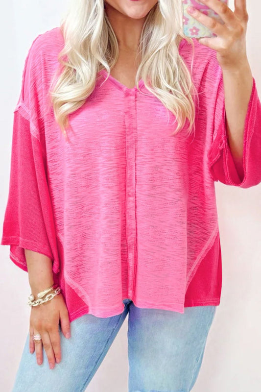 Blusa de manga tres cuartos con cuello de pico y costura expuesta
