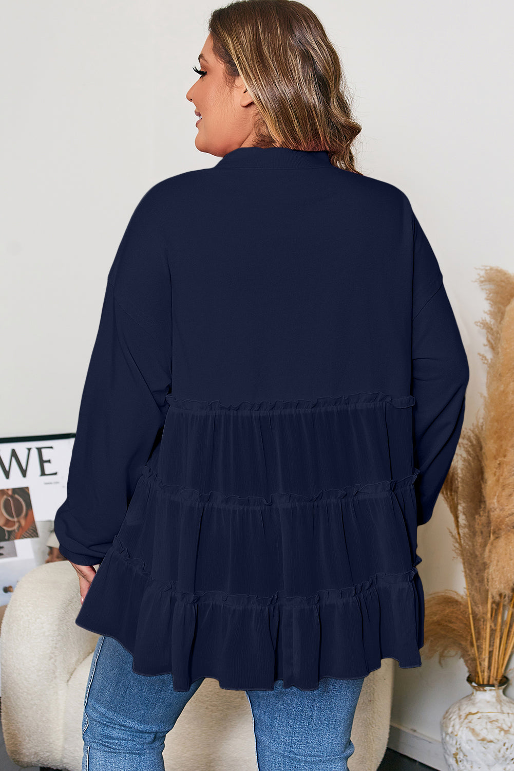 Top de talla grande azul marino con cuello redondo acanalado y volantes escalonados