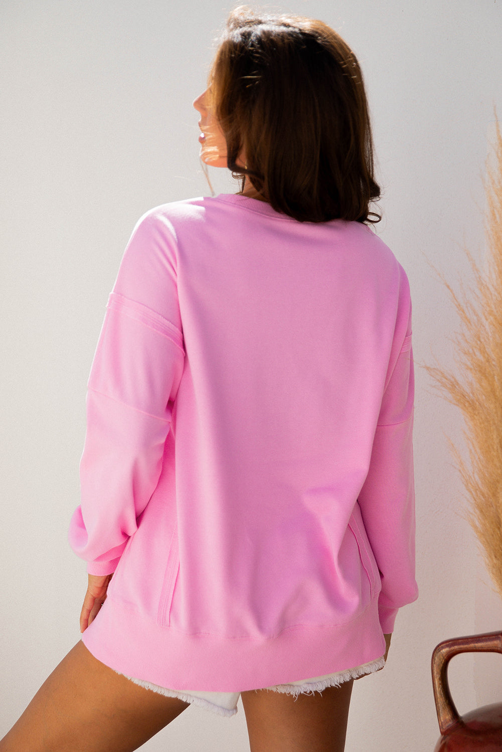 Sudadera holgada con lentejuelas de lazo rosa, gráfico de letras XOXO y costuras expuestas