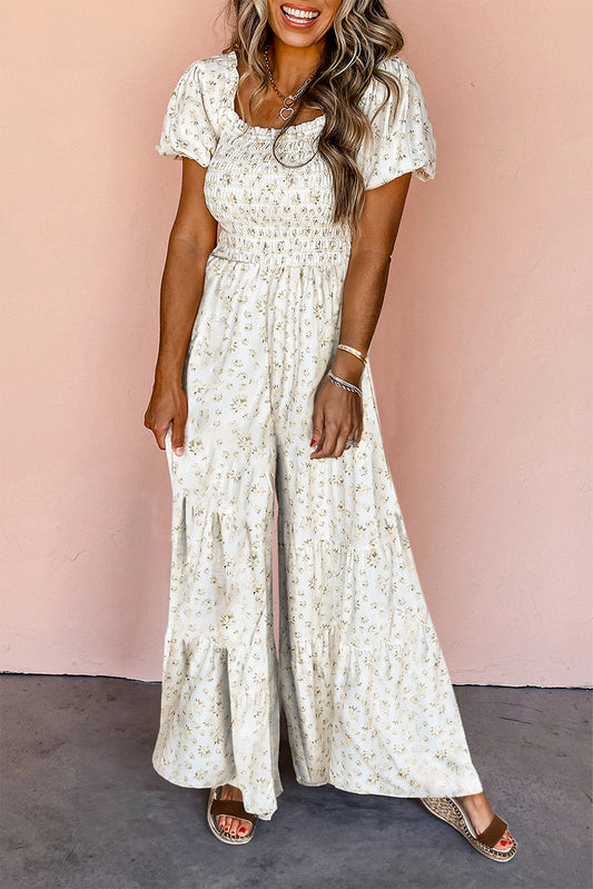 Mono blanco bohemio floral fruncido con perneras anchas y manga corta abullonada