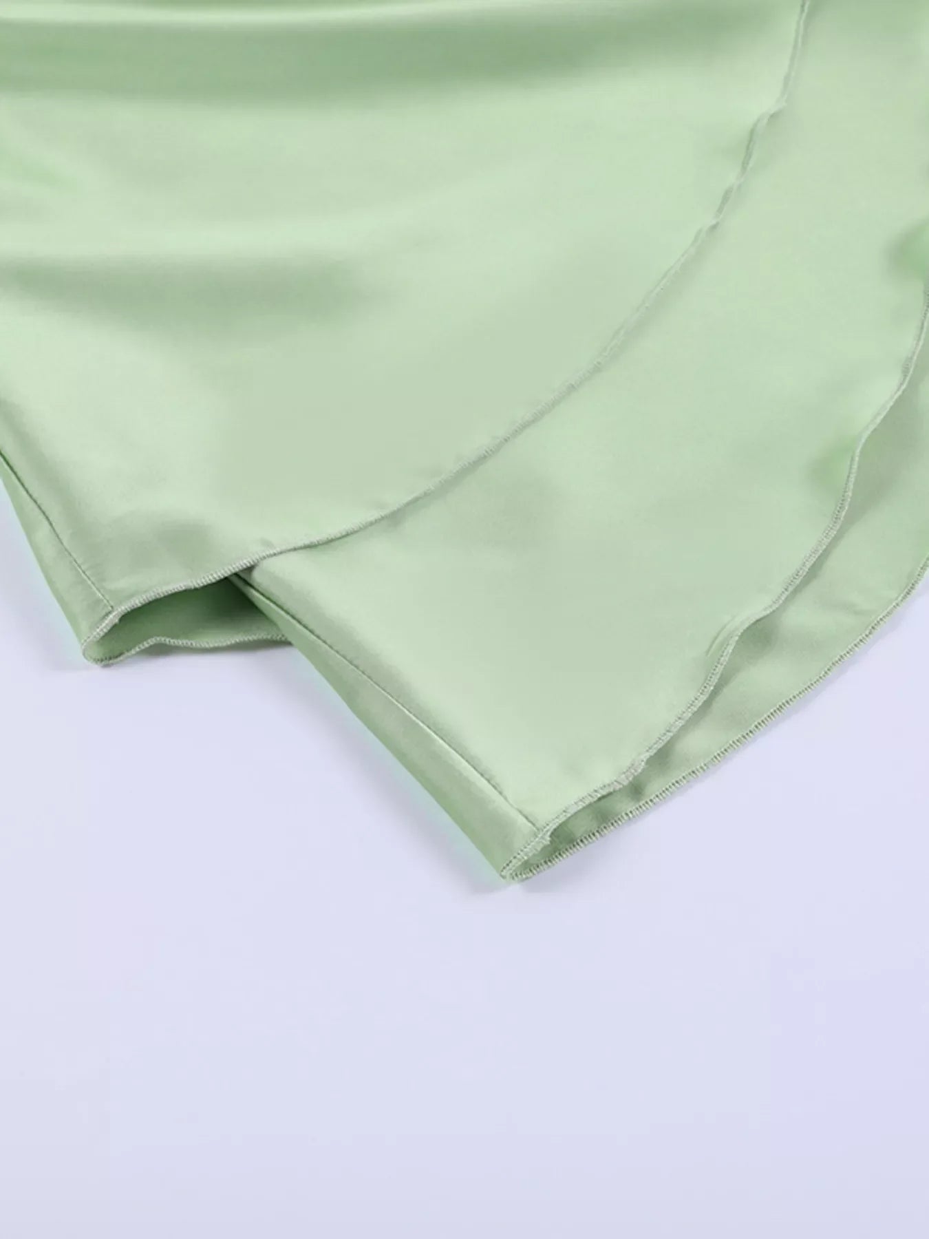 Vestido camisero sin espalda con volantes y capas