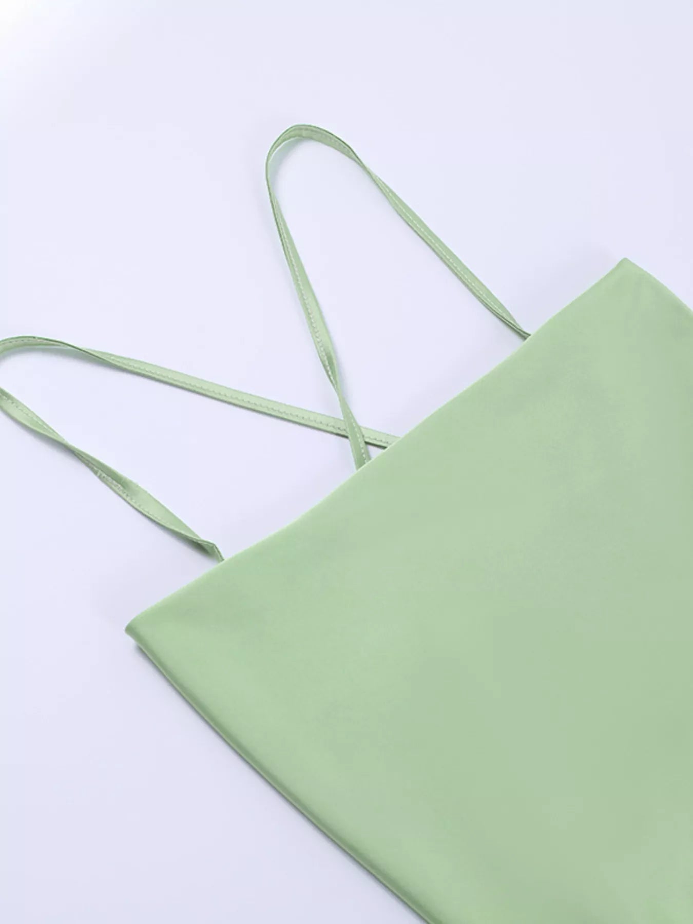 Vestido camisero sin espalda con volantes y capas