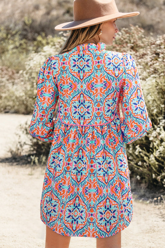 Vestido corto azul cielo estampado abstracto de manga larga con cuello anudado