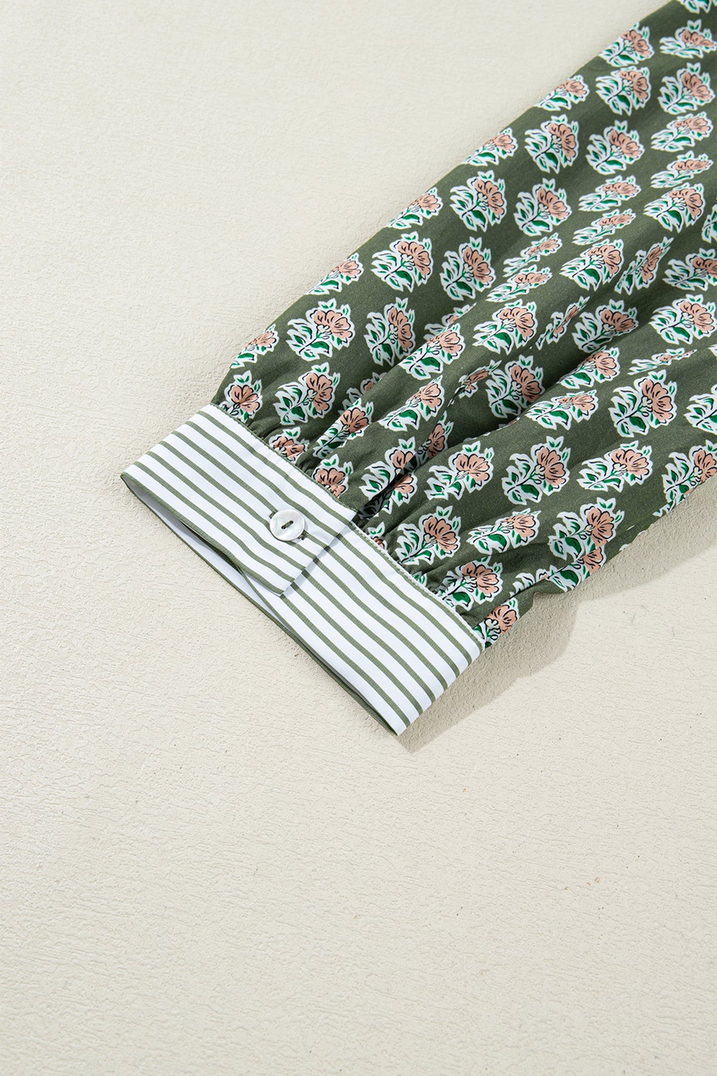 Vestido floral de talla grande con cuello con volantes, mangas 3/4 y rayas en contraste verdes