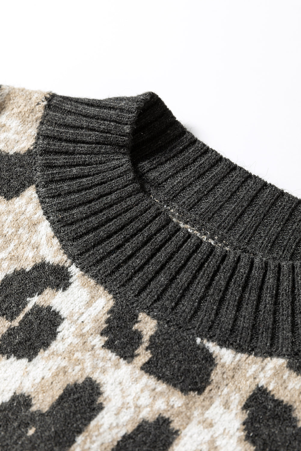 Suéter de cuello redondo con estampado de leopardo gris carbón y ribete en contraste