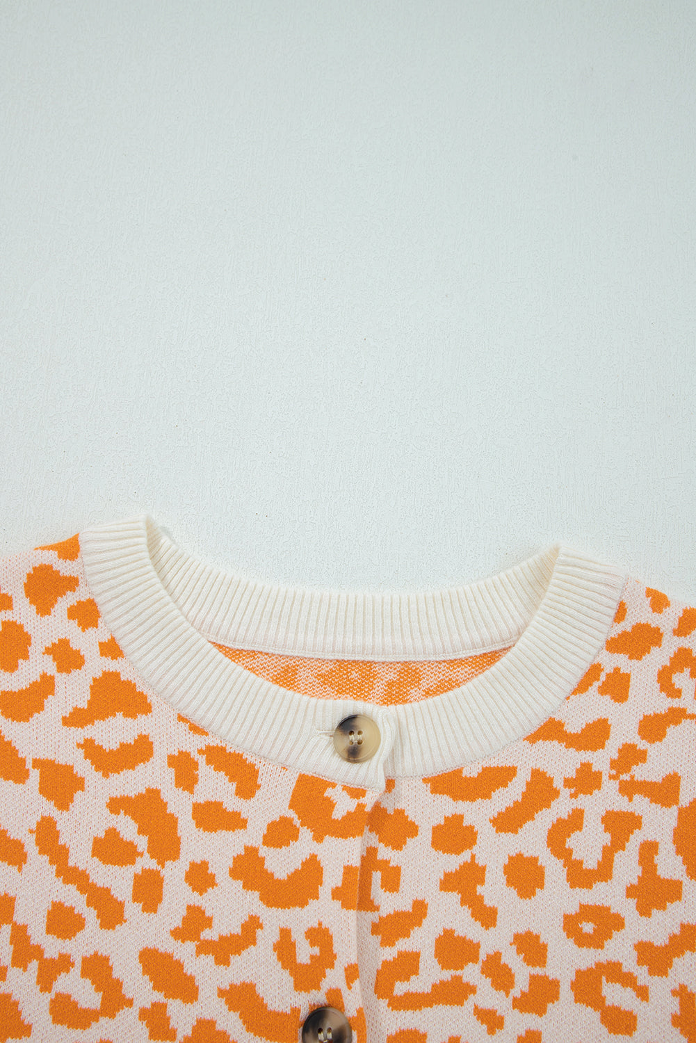 Cárdigan de punto de hombros caídos con estampado de leopardo naranja