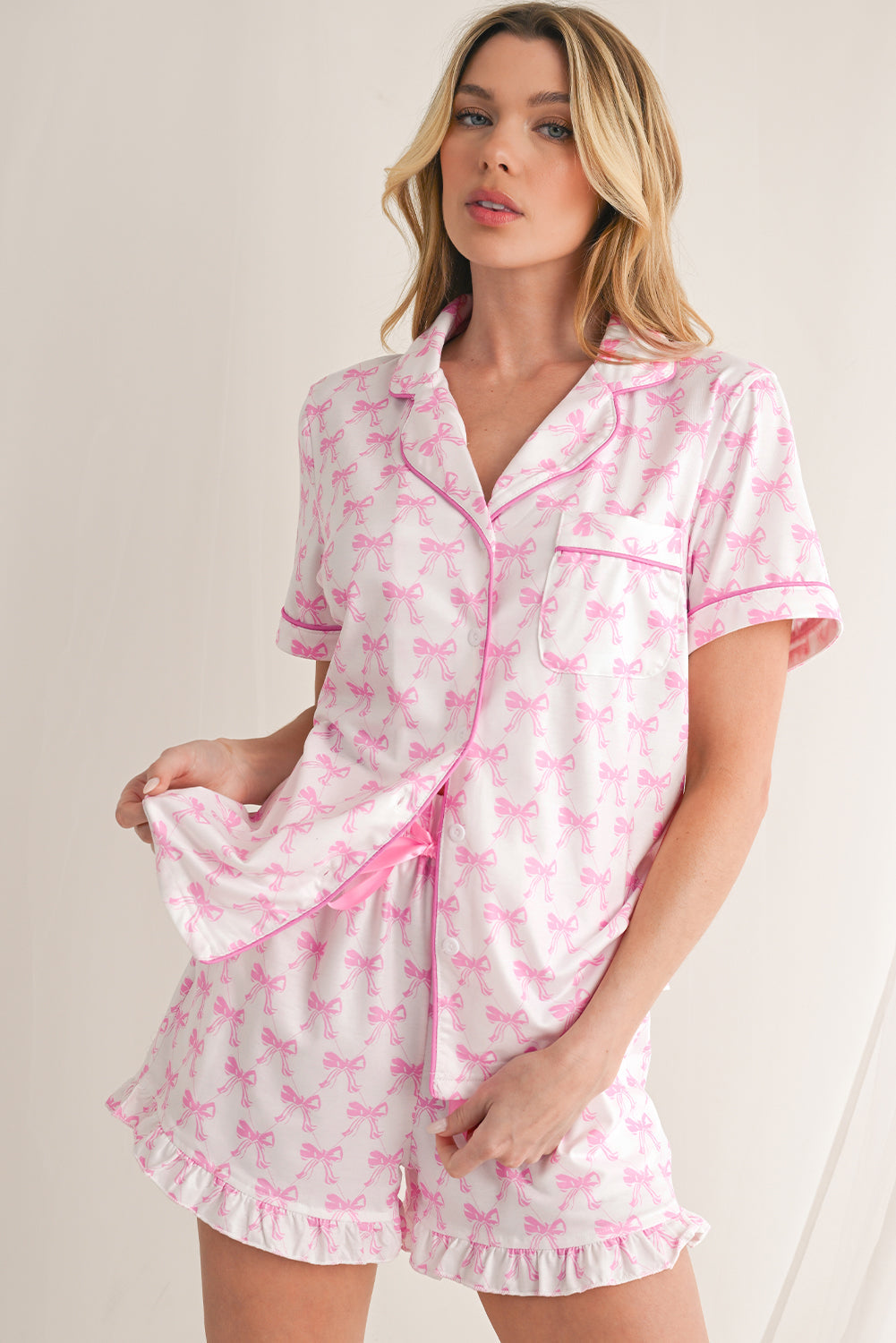 Conjunto de pijama de camisa con estampado de lazo rosa y shorts con dobladillo con volantes
