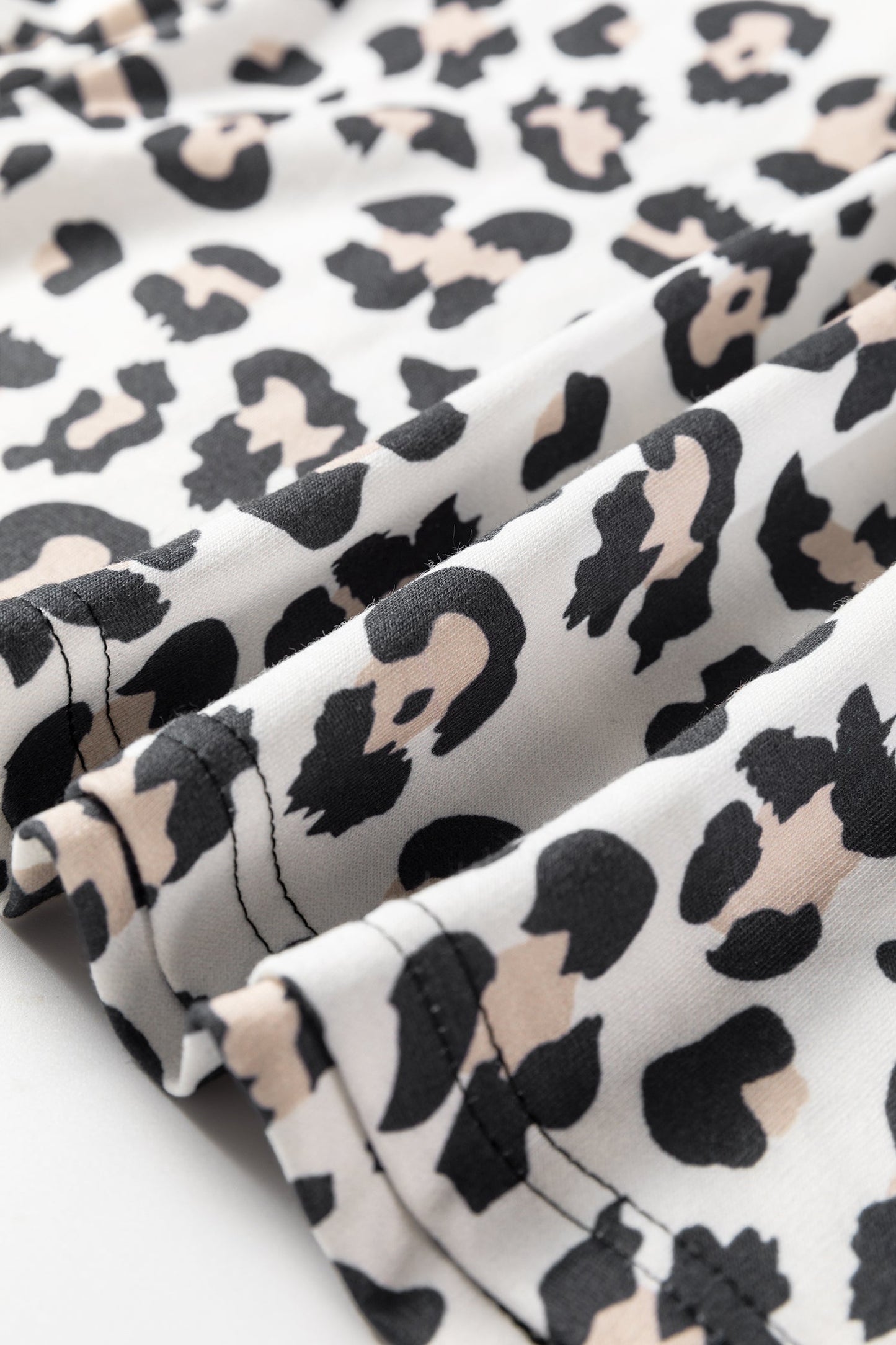Top informal de manga larga con retazos de leopardo en bloques de color negro