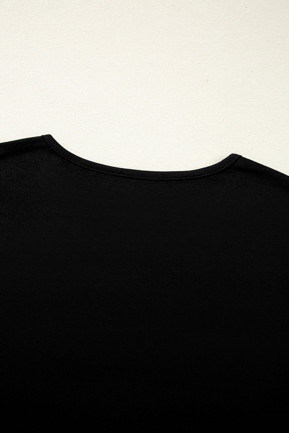 Camiseta Negra de Talla Grande con Estampado Floral de Malla y Escote en V Suelto