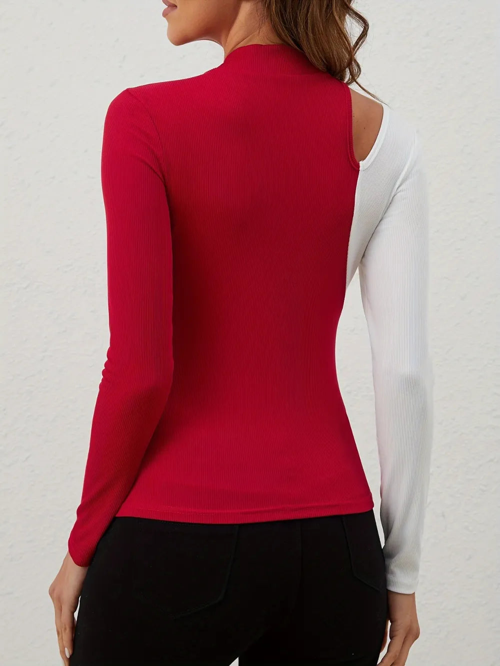 Camiseta de manga larga con cuello simulado y recortes contrastantes