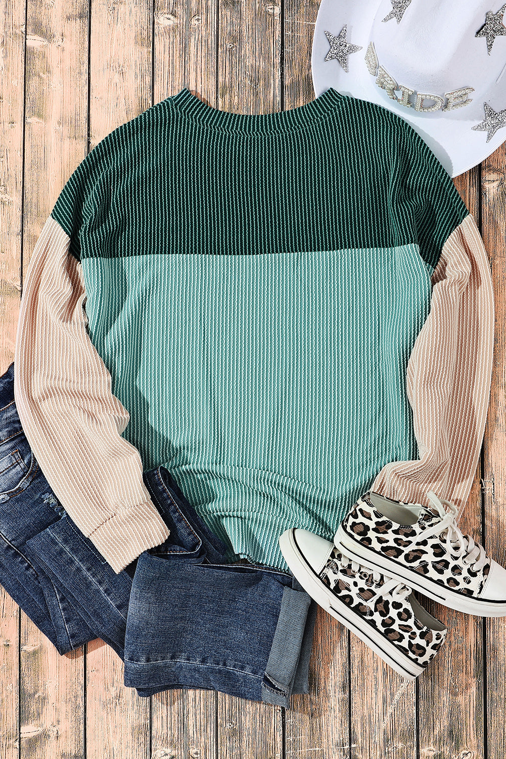 Top suelto de manga larga con bloques de color verde y tejido acanalado