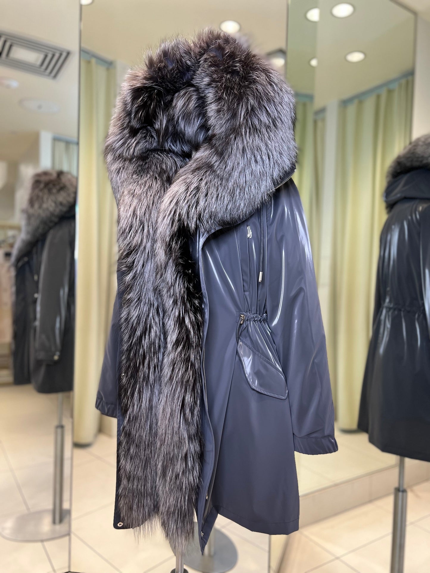 Parka Forrada con Capucha de Zorro Plateado Genuino y Aislamiento de Conejo