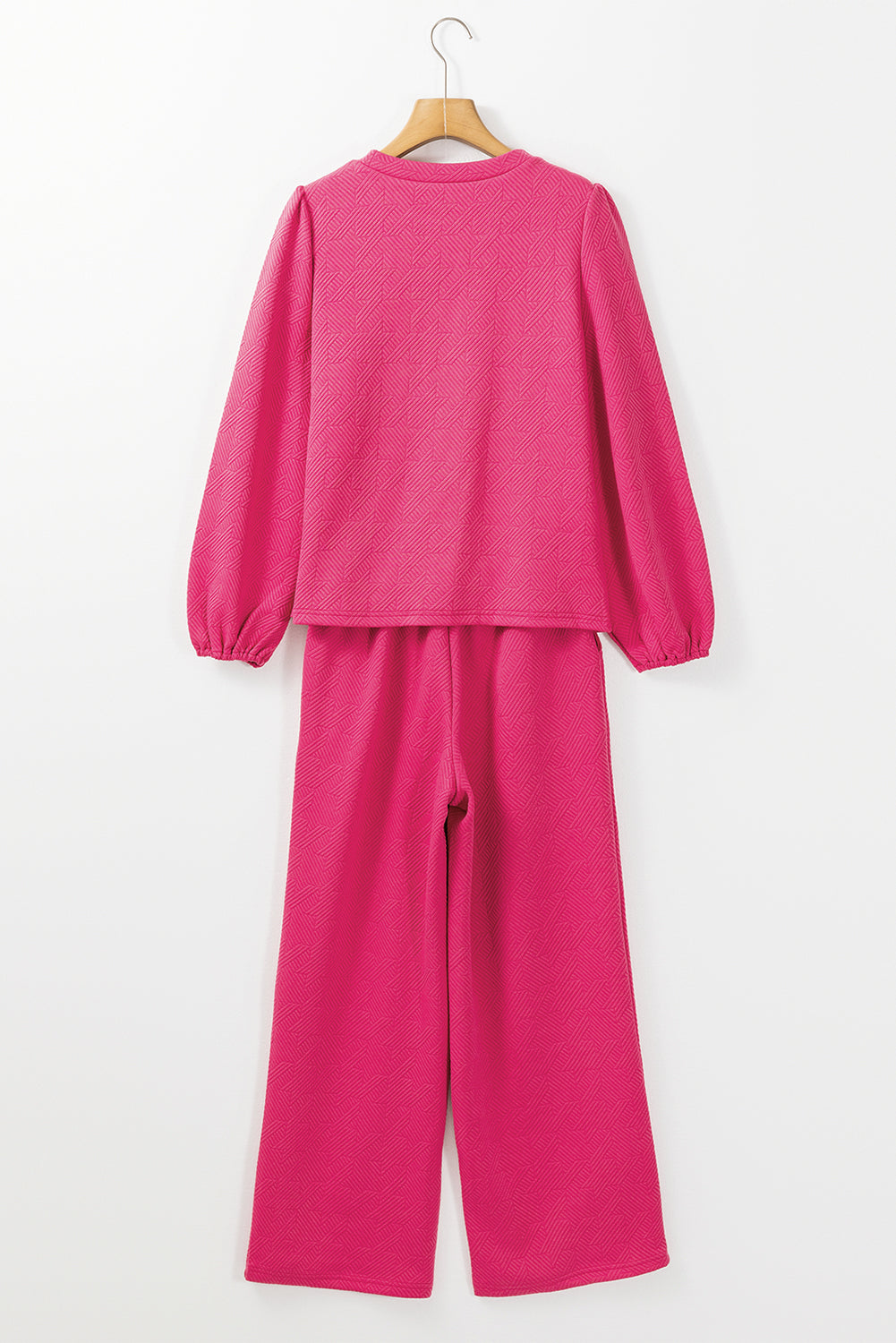 Conjunto de top y pantalón texturizado rosa rojo con mangas abullonadas