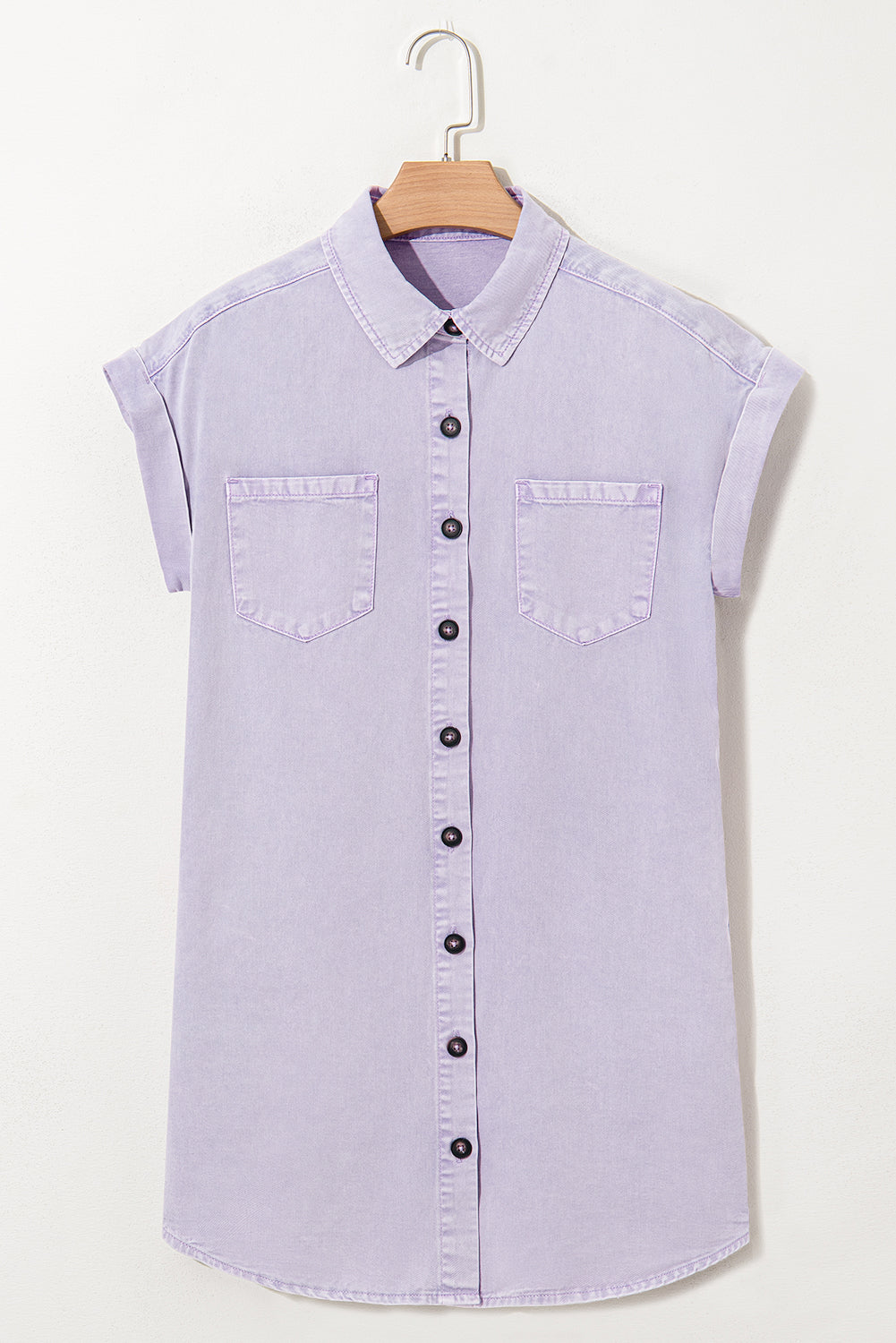 Vestido camisero vaquero de manga corta con dos bolsillos en el pecho y color pétalo de orquídea