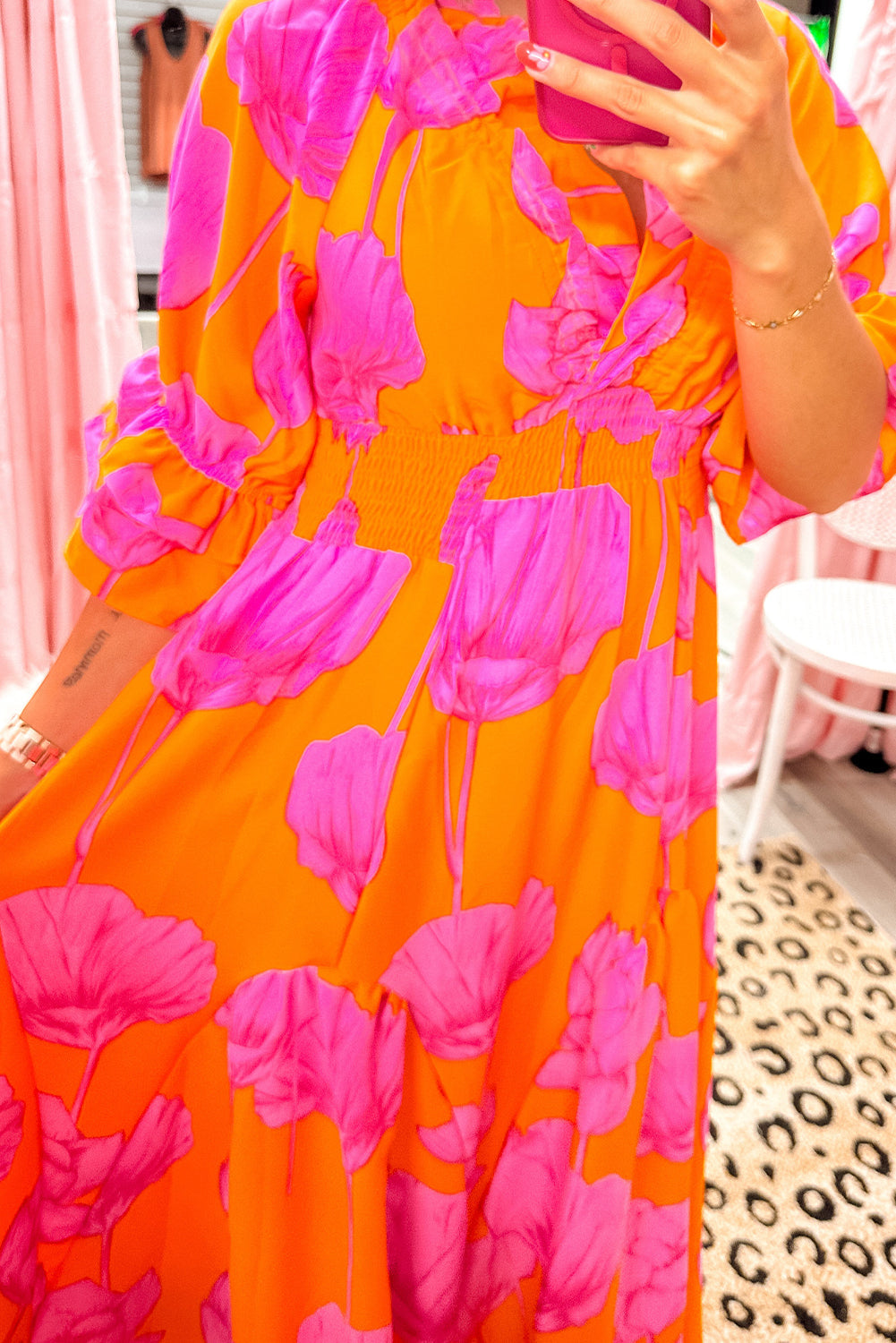 Vestido largo con estampado floral naranja, volantes, nido de abeja y cuello de pico con manga 3/4