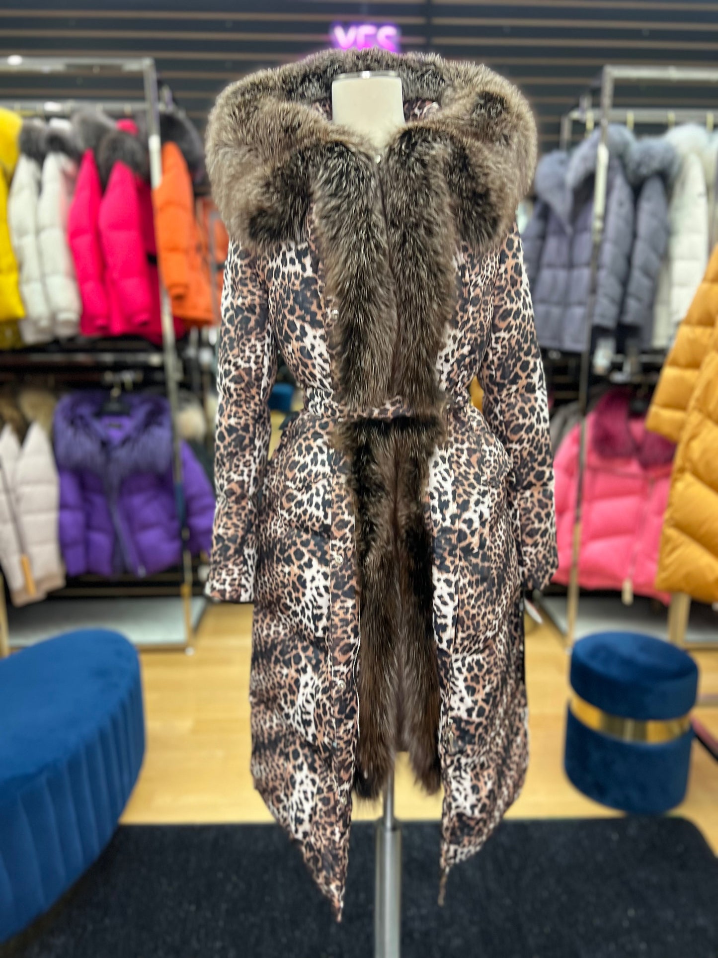 Parka aislante de auténtica piel de zorro plateado y plumón