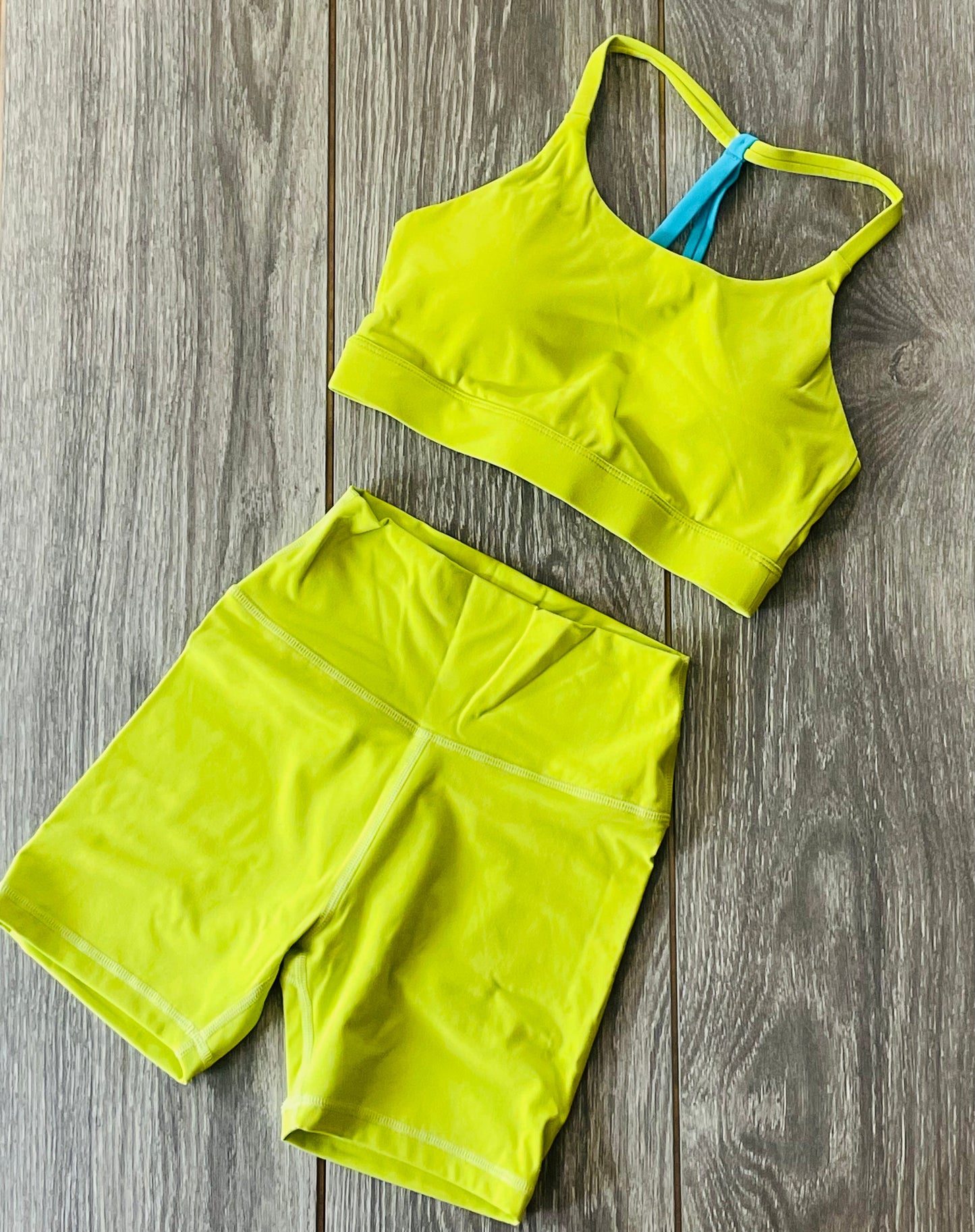 Conjunto Daybreak Lemon Lime - Top y pantalón corto