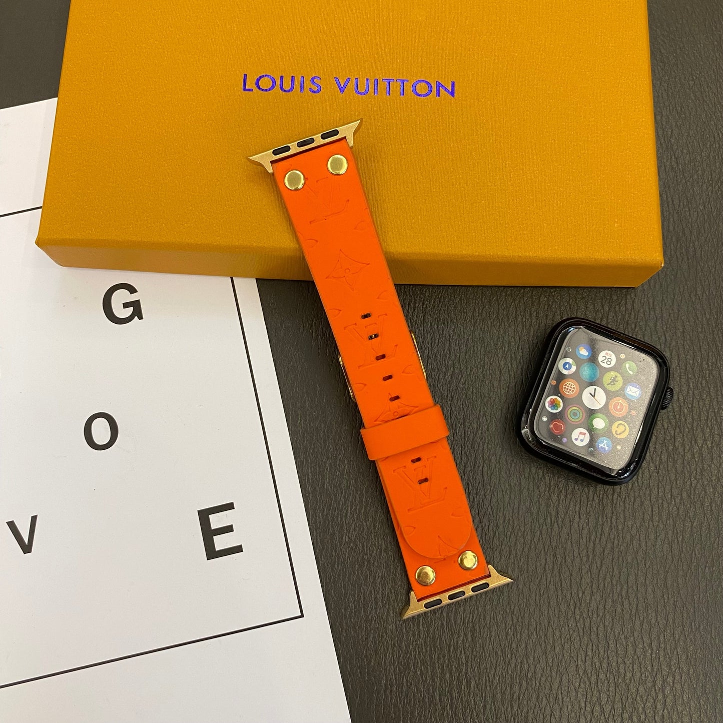 Pulsera de repuesto Apple con remaches decorativos y monograma en relieve WATCH BANDS