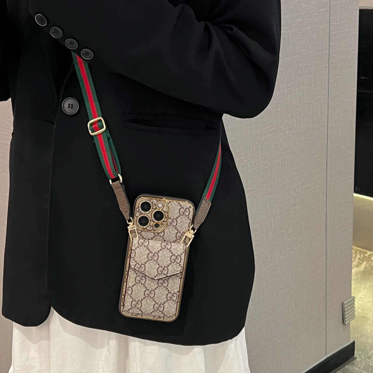 Elegante Funda Multifuncional para iPhone con Estampado LV - con Correa de Cadena, Soporte y Ranuras para Tarjetas