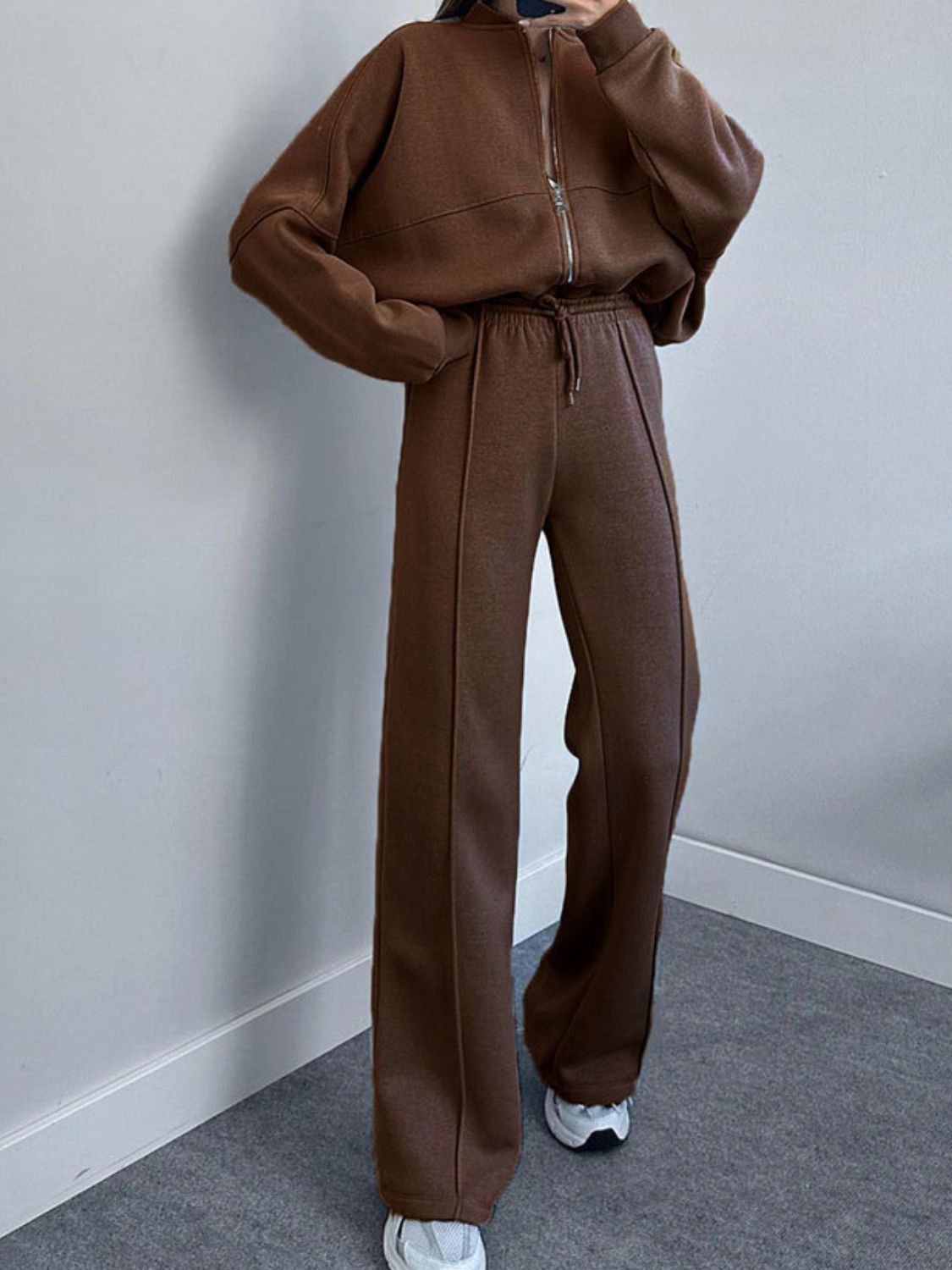 Conjunto de top con cremallera y cuello estilo béisbol y pantalones con cordón