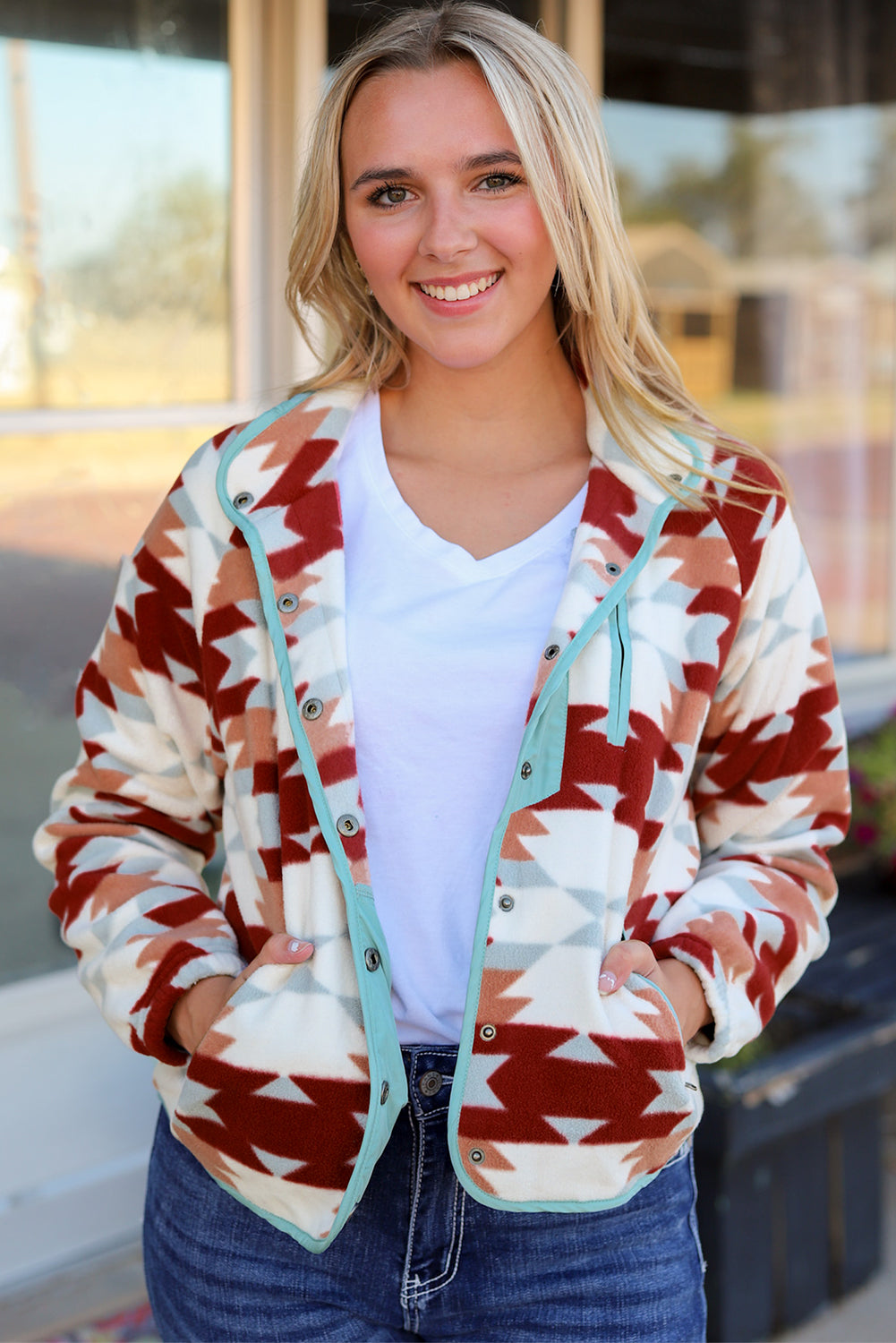 Chaqueta polar roja fuego con botones y bolsillos con cremallera estilo azteca occidental