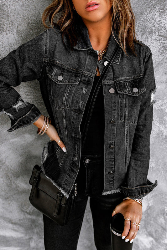 Chaqueta vaquera con solapa negra, botones, bajo deshilachado y efecto desgastado