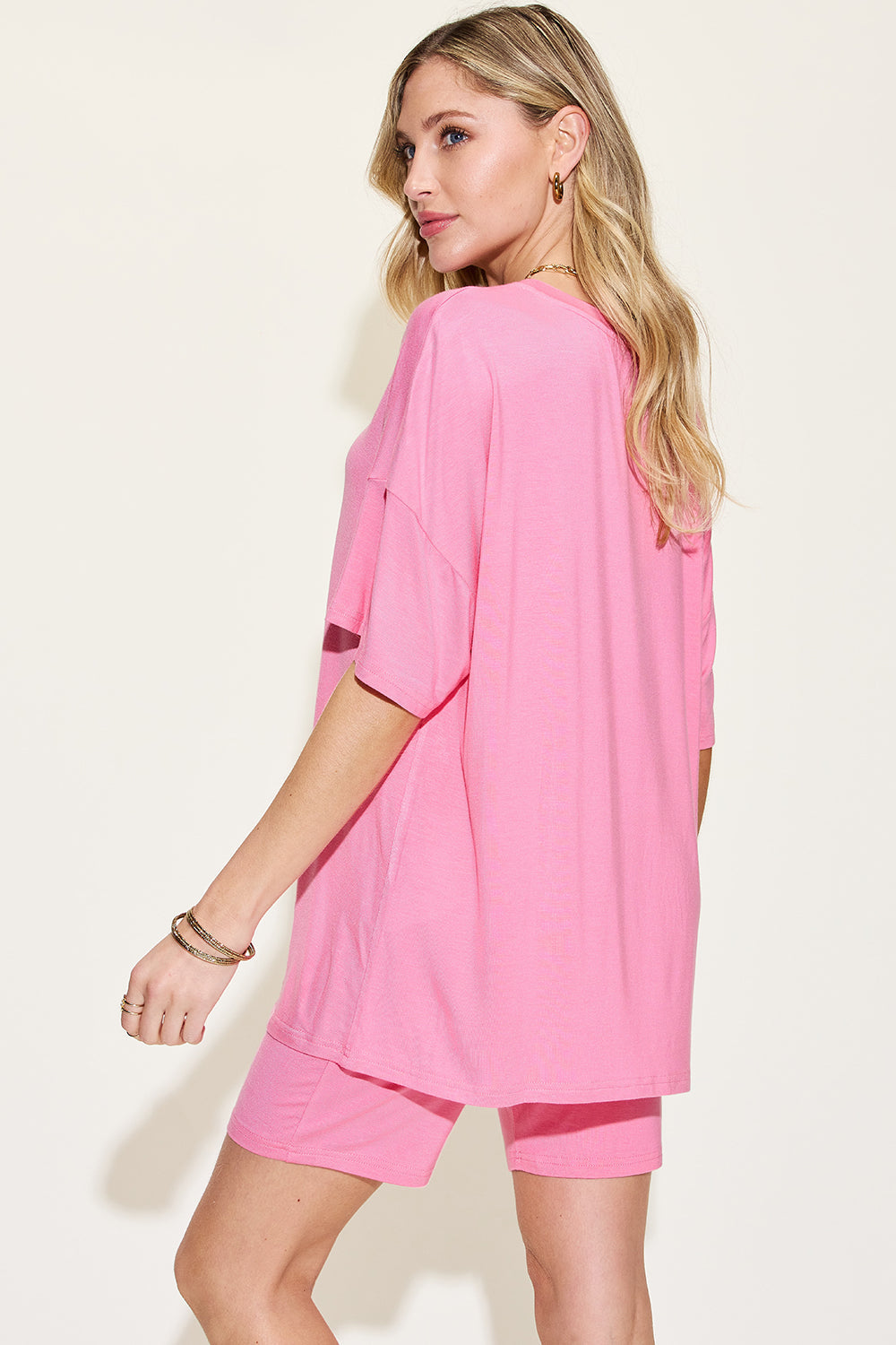 Conjunto de camiseta con cuello en V de talla grande Basic Bae con hombros caídos y pantalones cortos