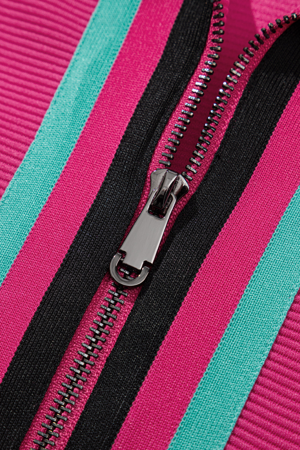 Conjunto de pantalón corto con cremallera, detalle de rayas y mangas con volantes, color rosa fresa