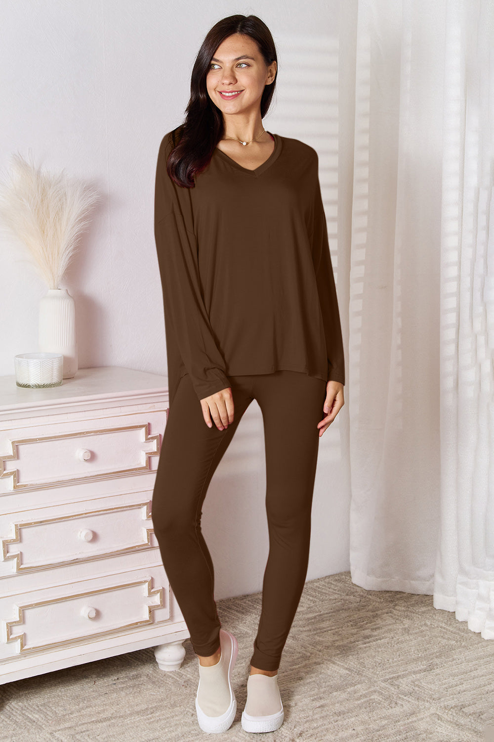 Conjunto de loungewear de pantalón y top de manga larga de rayón suave con cuello en V Basic Bae de talla grande