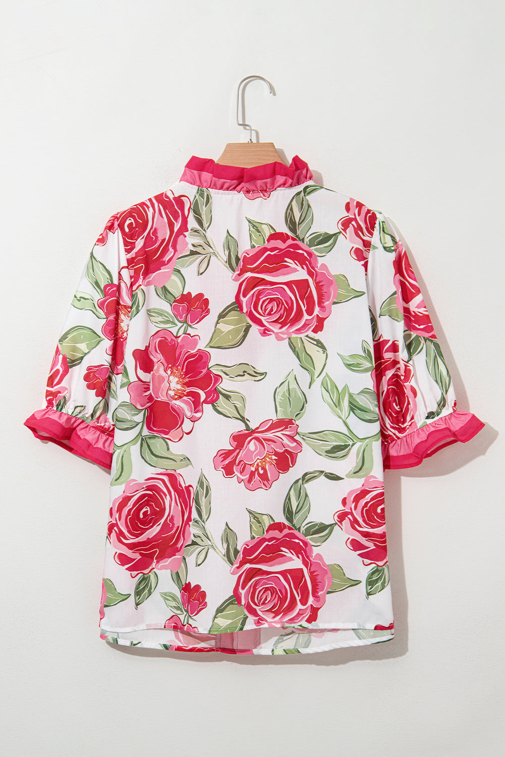 Blusa de manga corta Rose Plus Size con estampado floral y detalle de rayas con volantes