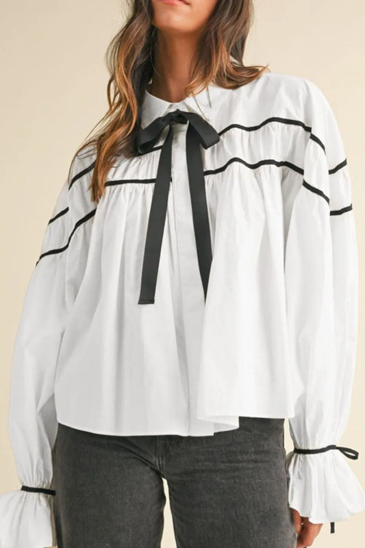 Camisa con lazo, cuello y manga con volantes