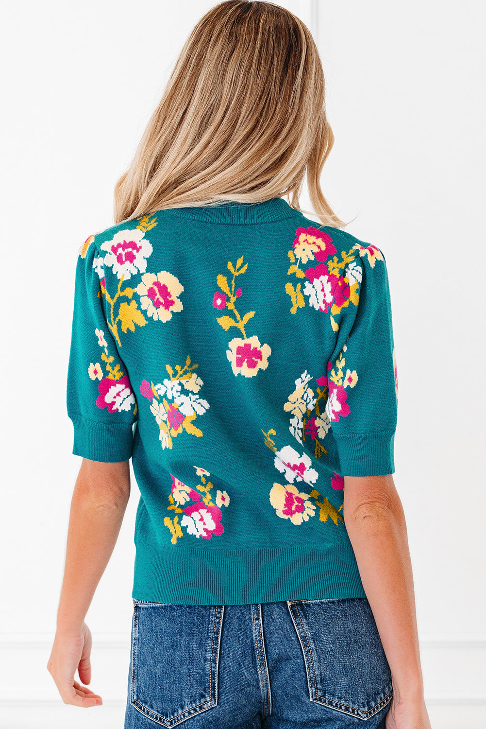 Camiseta de punto de manga corta con cuello alto y estampado de flores azules