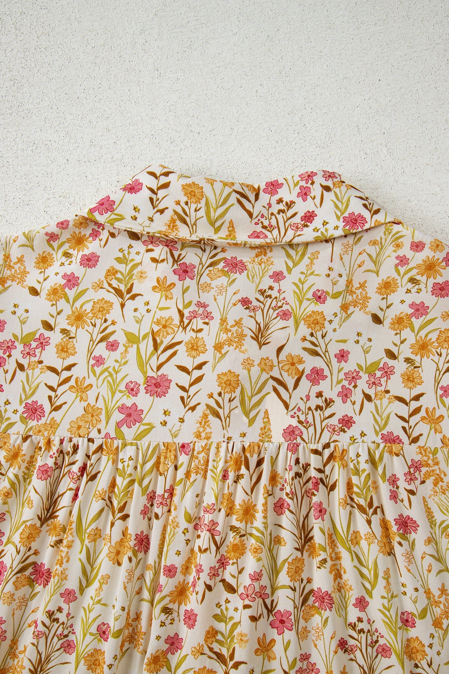 Vestido Camisero Holgado de Manga Larga con Estampado Floral Amarillo, Ribetes Volantes y Puños Fruncidos