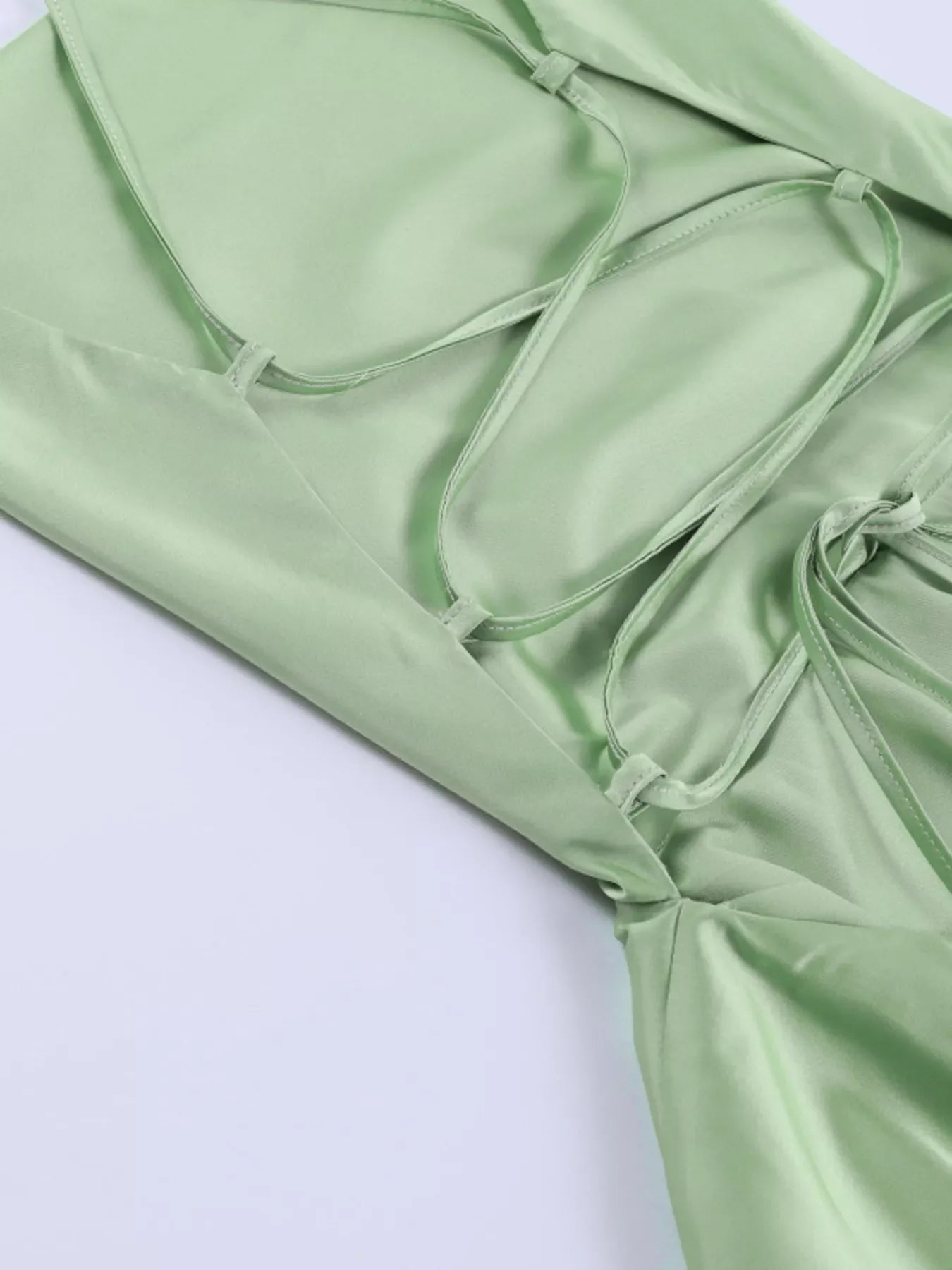 Vestido camisero sin espalda con volantes y capas