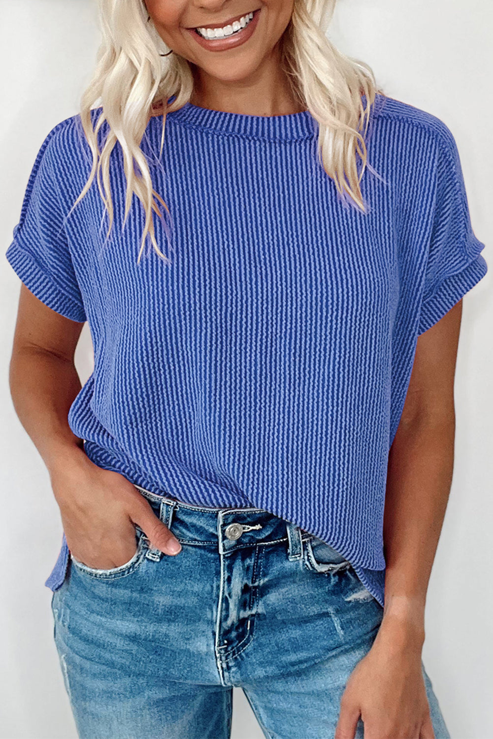 Camiseta blanca de punto acanalado arrugado con cuello redondo