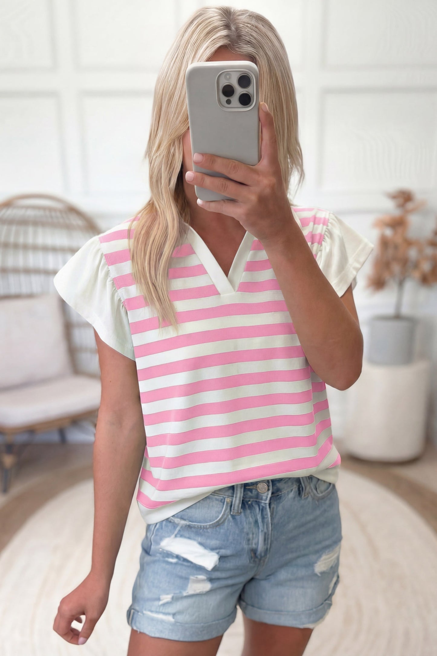 Blusa rosa a rayas con cuello en V y manga corta con volantes