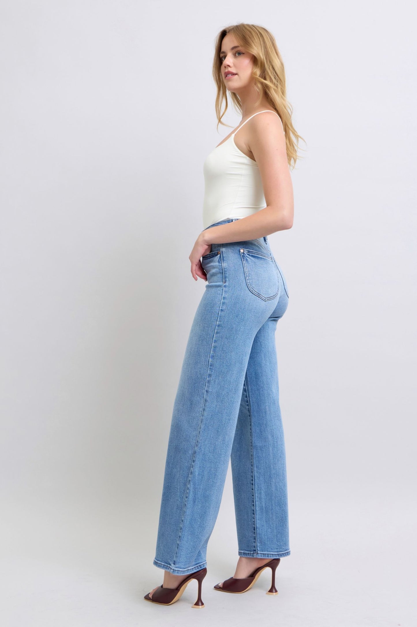 Jeans Judy Blue de talla grande de pernera ancha con bolsillos