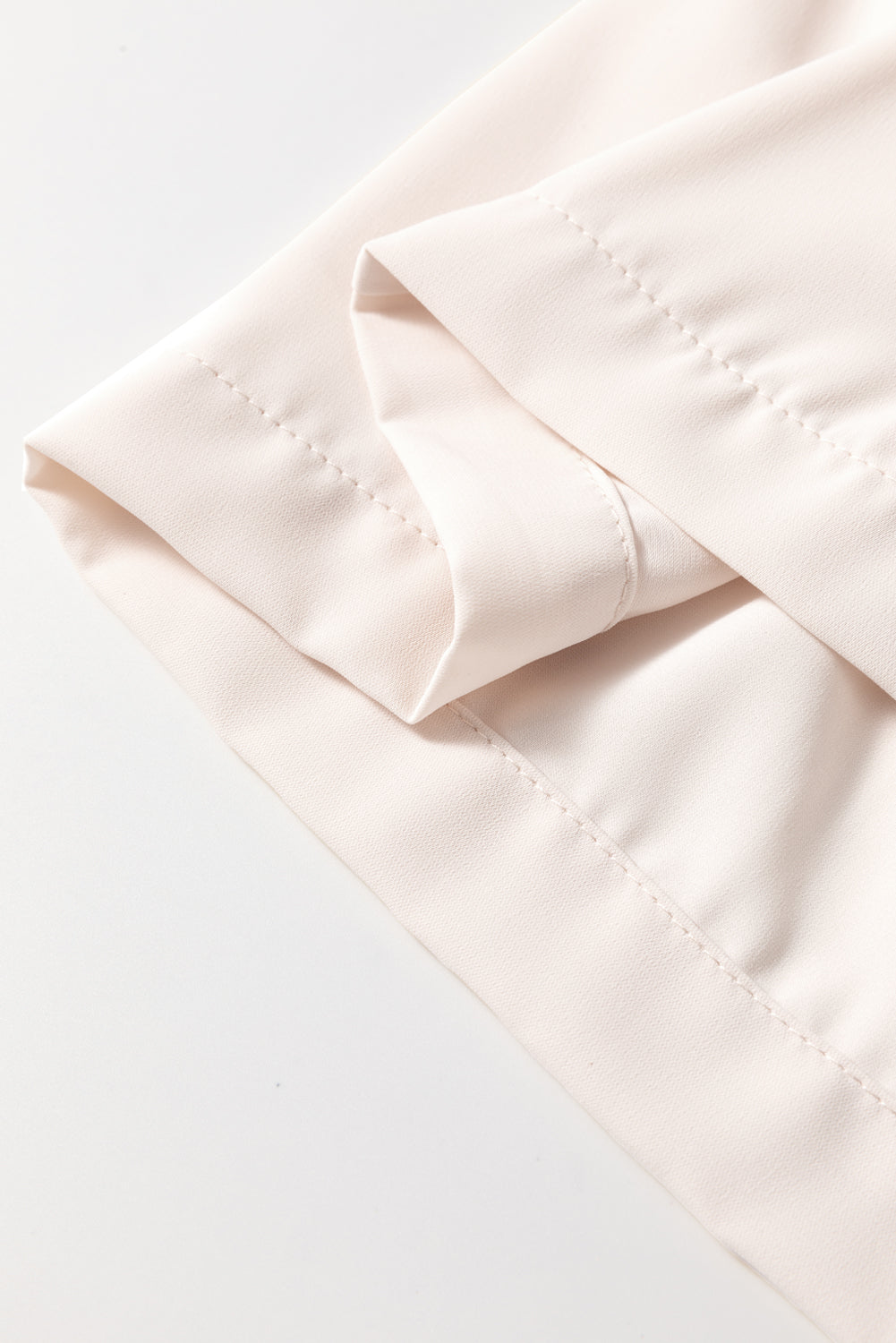 Blusa peplum blanca con lazo y mangas abullonadas