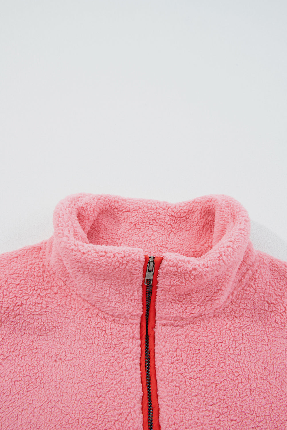 Sudadera de felpa rosa fresa con cremallera corta, detalles de sherpa en contraste y bolsillos con ribete de piel sintética