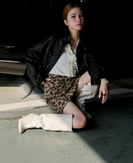 High-heeled White Boots Paired With A Coat