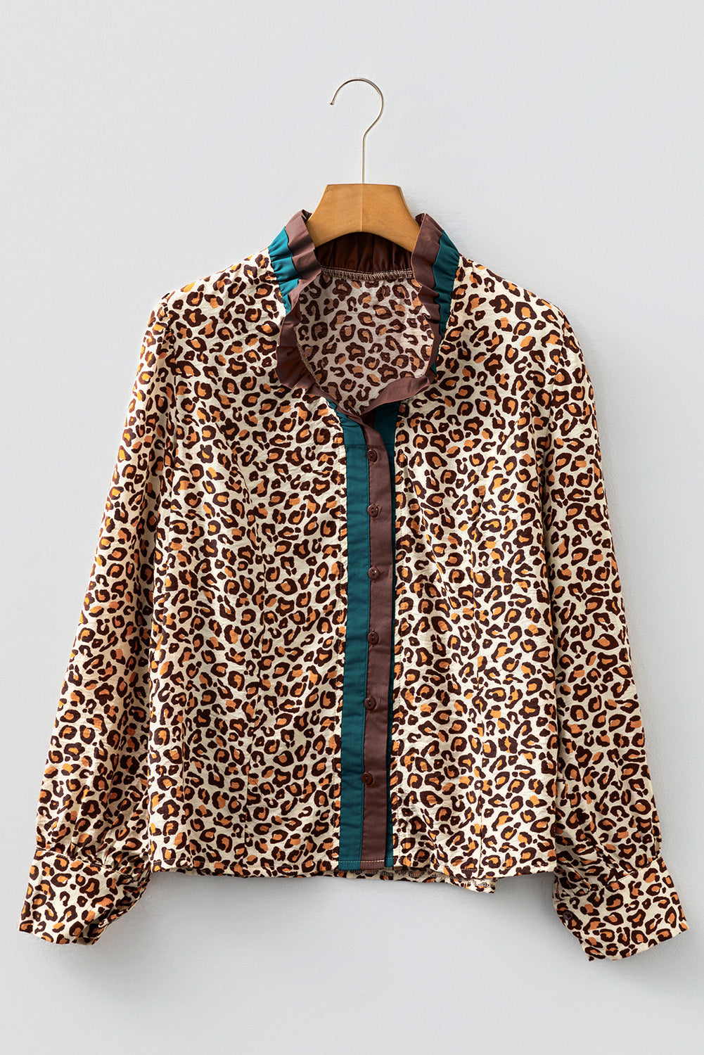 Camisa con cuello de pico, botones, estampado de leopardo marrón en contraste y ribete con volantes