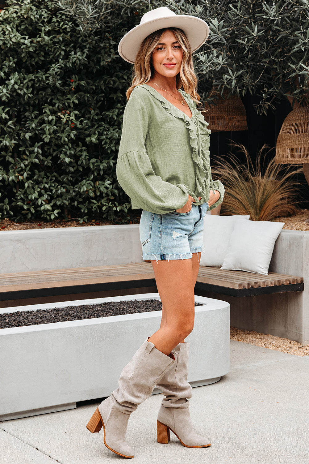 Blusa de gasa verde Meadow Mist con lazo frontal, volantes y escote en V de manga larga