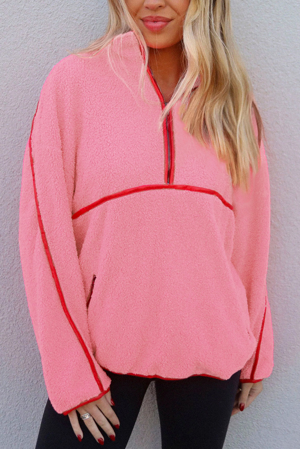 Sudadera de felpa rosa fresa con cremallera corta, detalles de sherpa en contraste y bolsillos con ribete de piel sintética