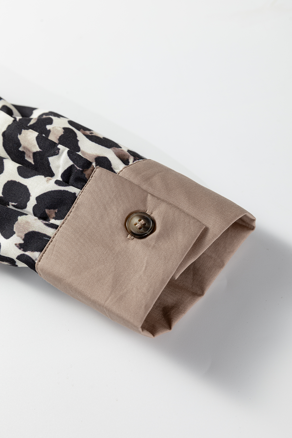 Top de cuello con botones y puños en patchwork de contraste con estampado de leopardo multicolor