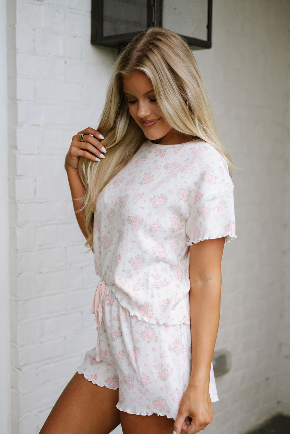 Conjunto de pijama de camiseta con ribete de lechuga y pantalones cortos con estampado floral rosa