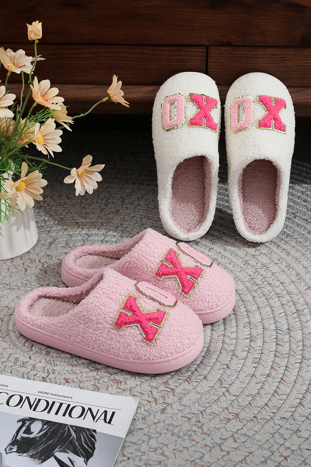 Pantuflas de invierno de felpa con letras rosadas XOXO
