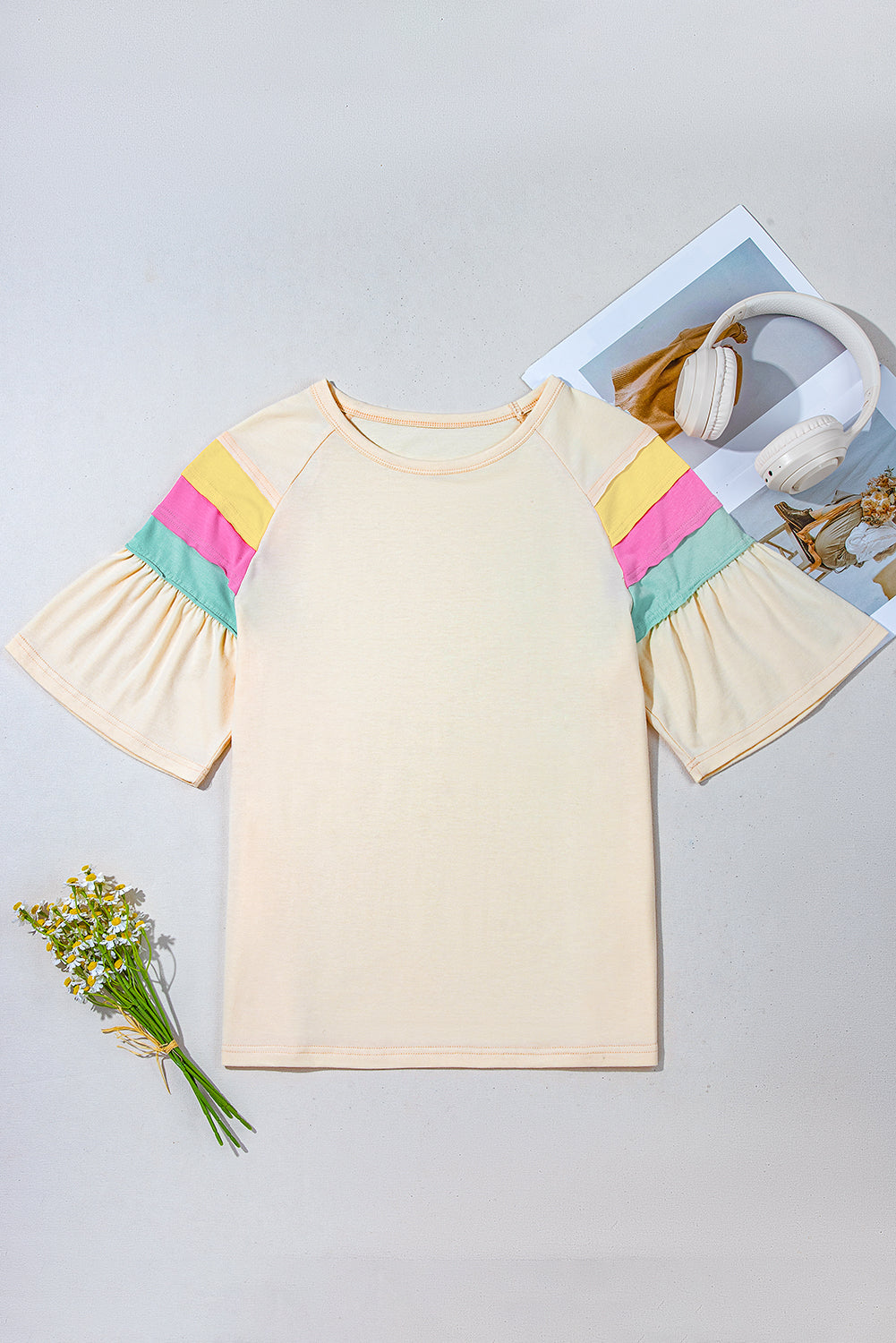 Camiseta blanca de manga corta y cuello redondo con bloques de color