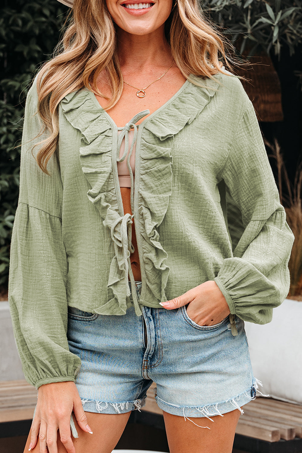 Blusa de gasa verde Meadow Mist con lazo frontal, volantes y escote en V de manga larga