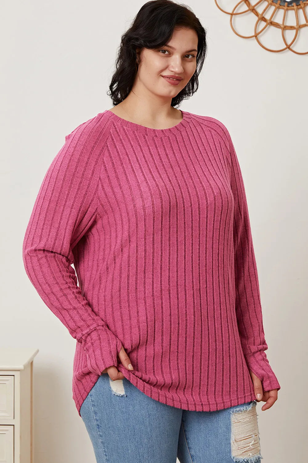 Camiseta básica de canalé con manga de orificio para pulgar y de talla completa para mujer