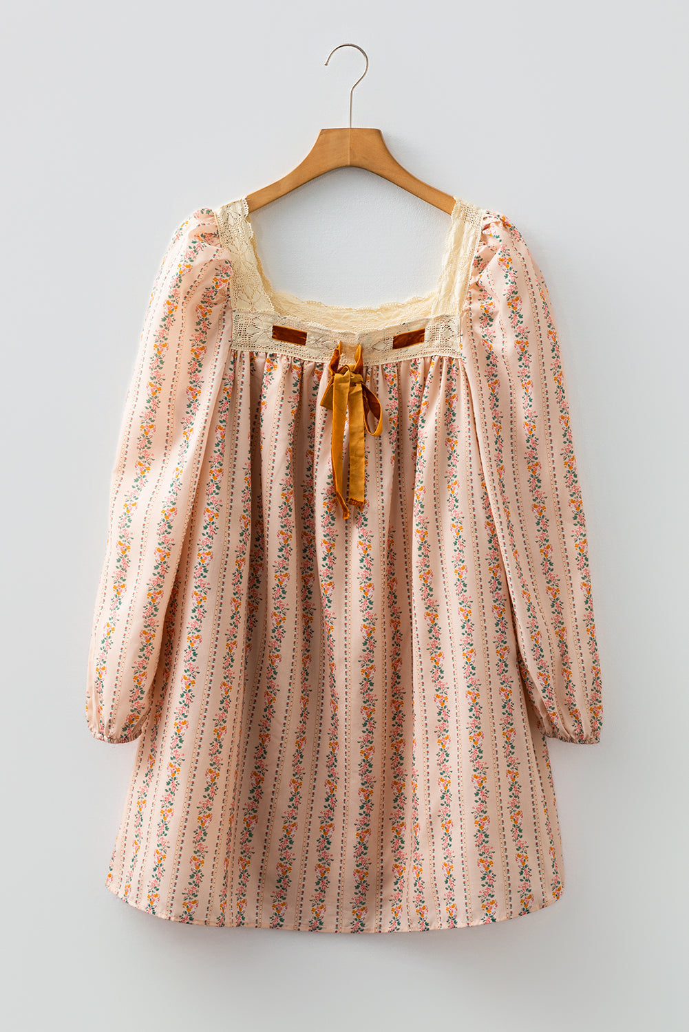 Minivestido suelto de manga larga con estampado floral caqui, lazo de terciopelo en contraste y encaje.